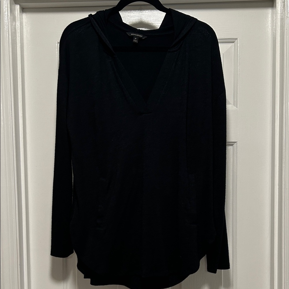 Banana Republic Women's Black V-Neck Hoodie with Front Pockets, size M